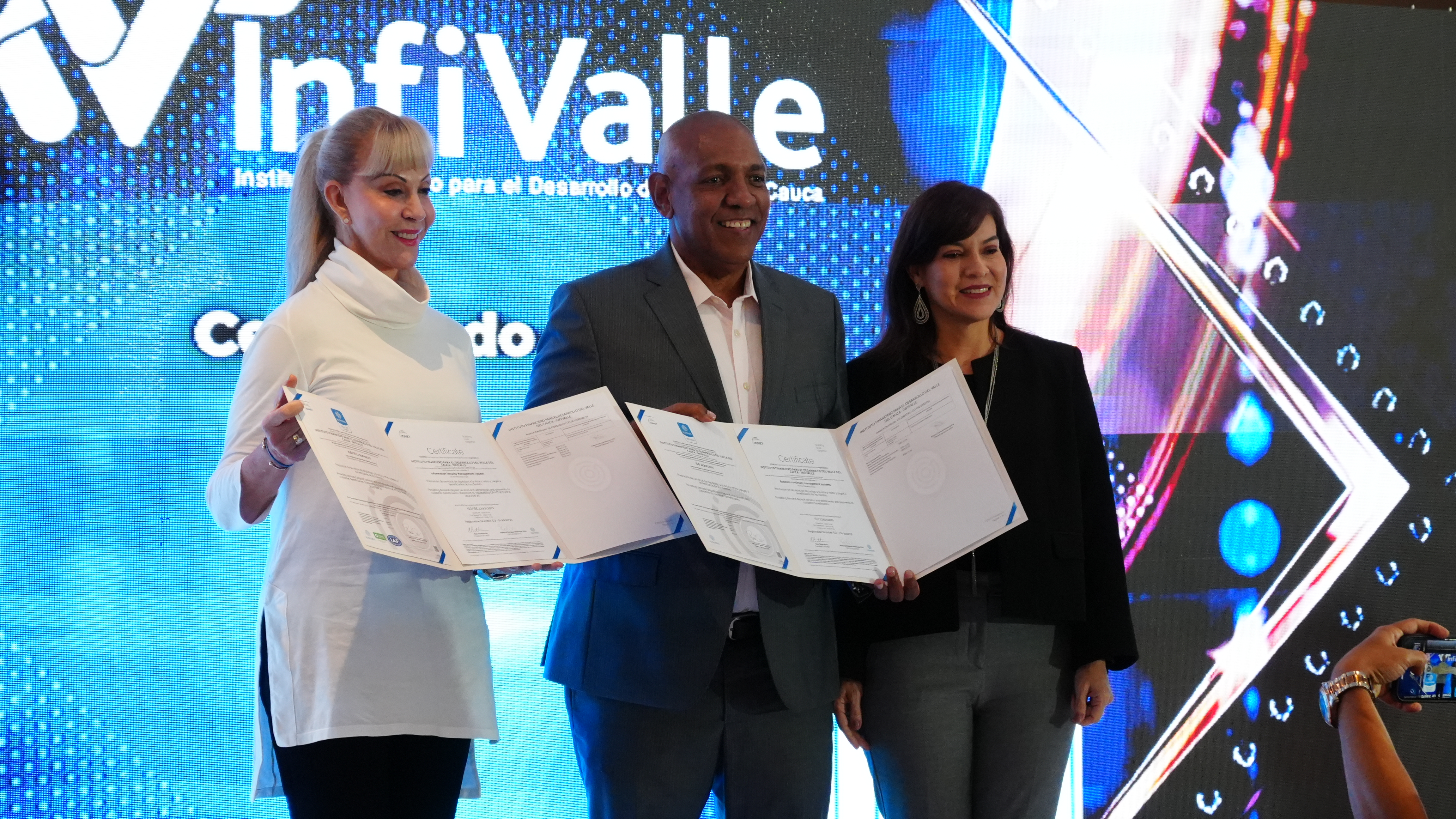 Gobernadora y Gerente de Infivalle reciben certificados ISO 27001 y 22301