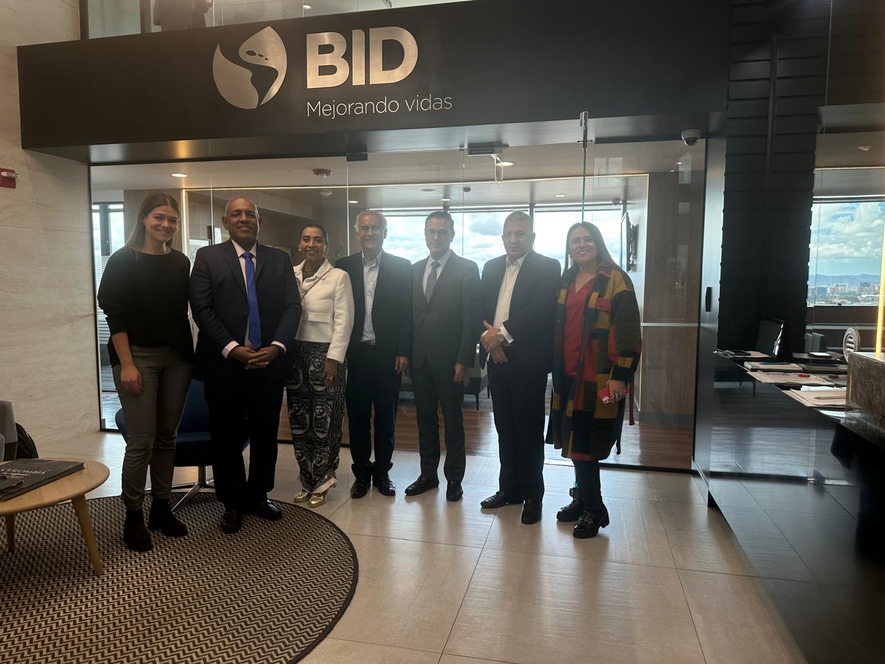 • Equipos del BID, BID Invest y ASOINFIS